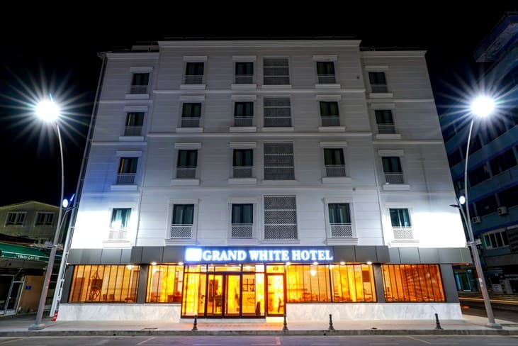 Grand White Hotel Batman-0