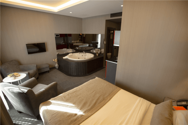 Junior Jacuzzi Suite 4