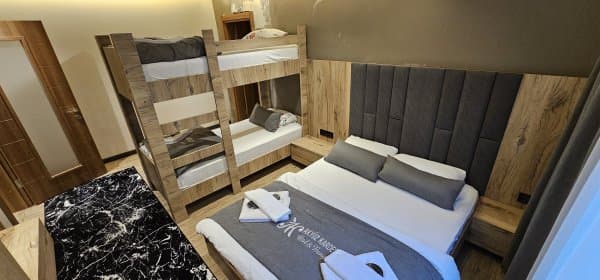 Bahçe Manzaralı Family Suit Oda 1
