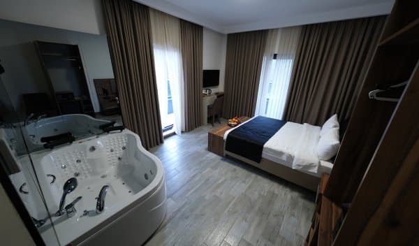 Jacuzzi Room 1