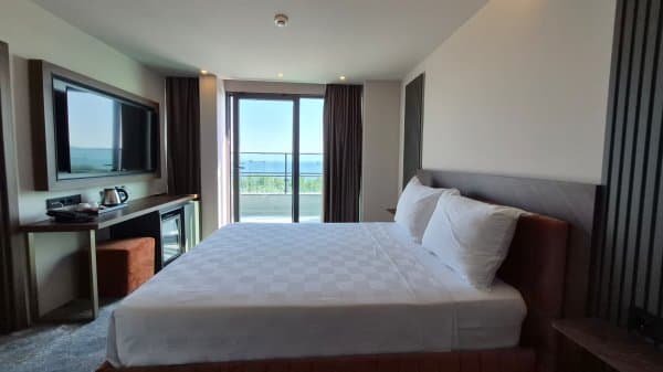 Deluxe Room with Sea View 4