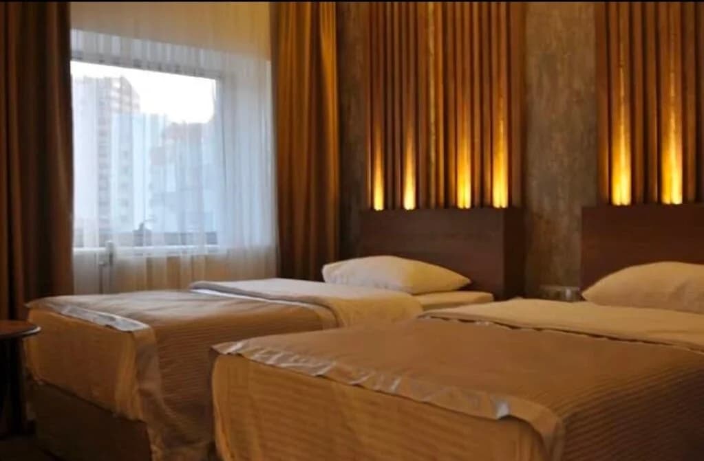 Aile Suit Şehir Manzaralı  1