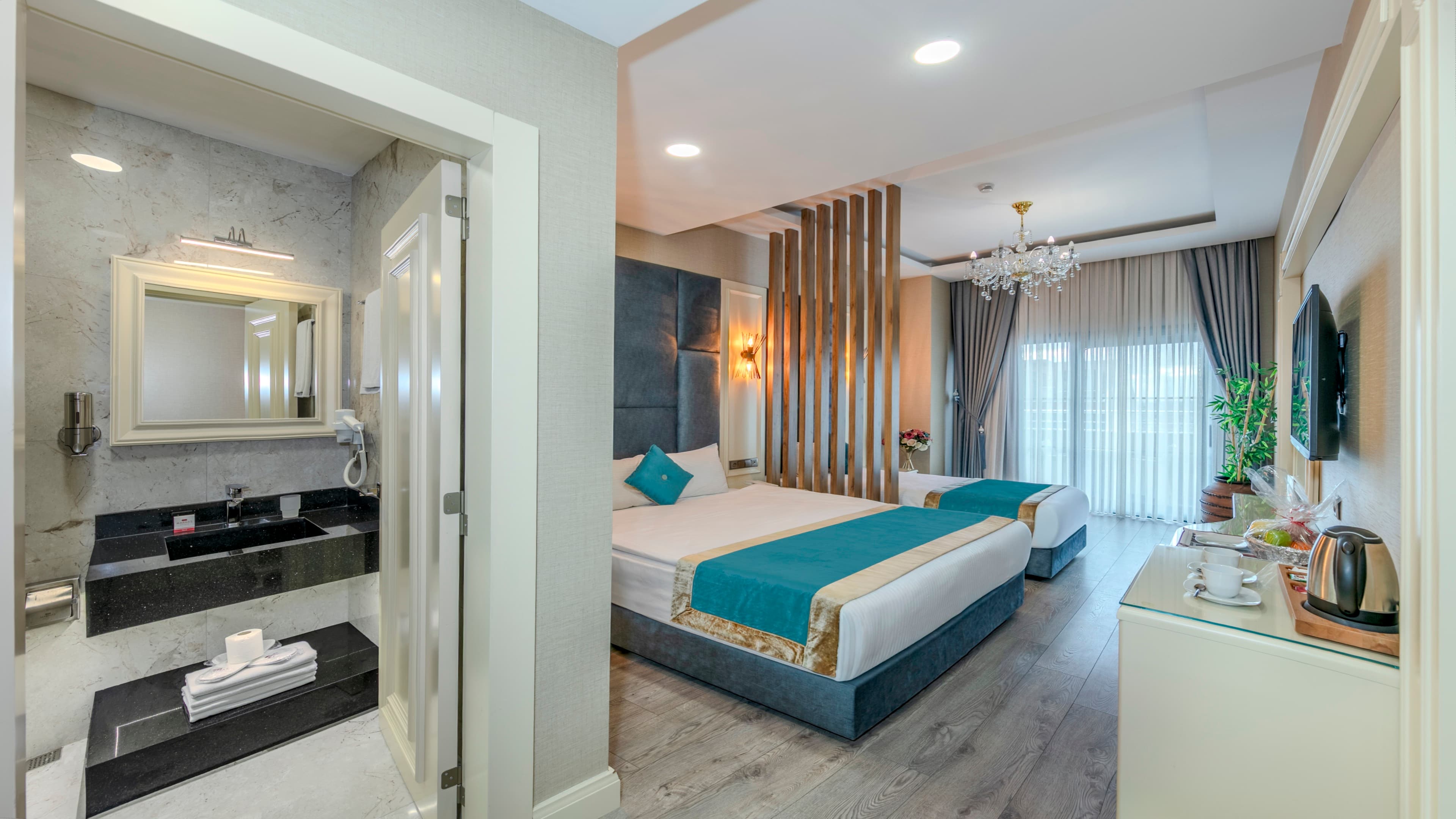 Deluxe Balkonlu Üç Kişilik Oda Oda 1