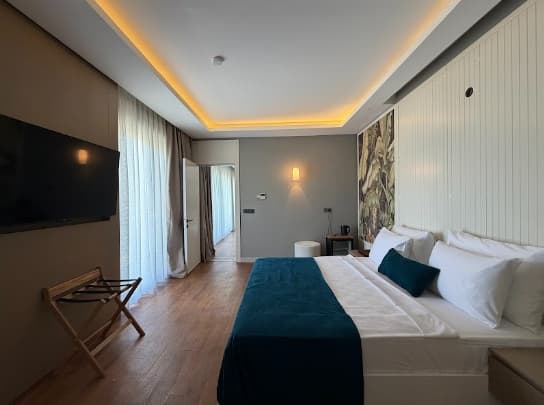 Grand Suit Garden View 2
