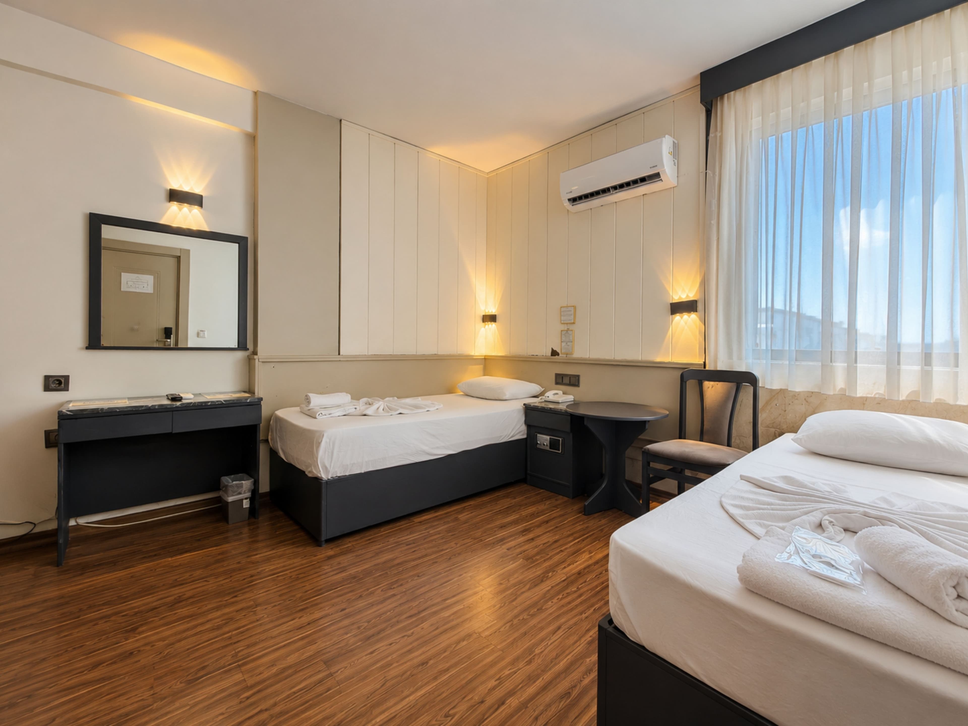 Standard Twin Room	 1