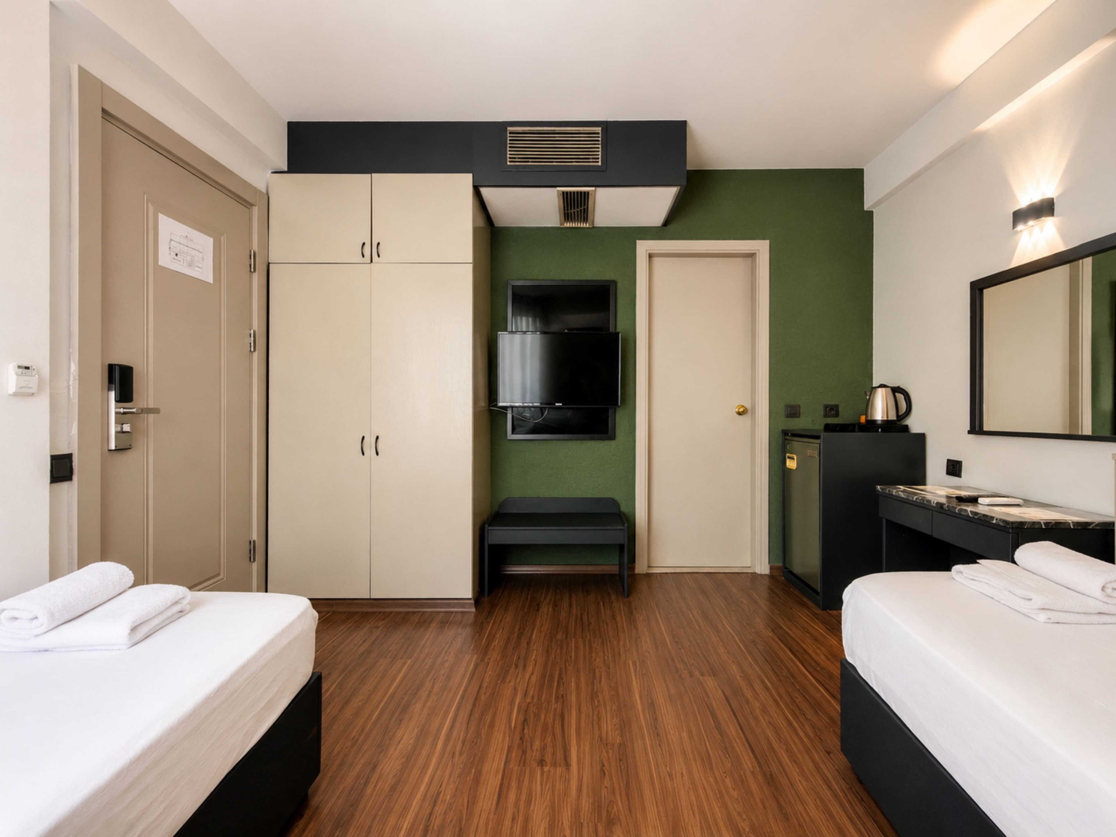 Standard Twin Room	 3