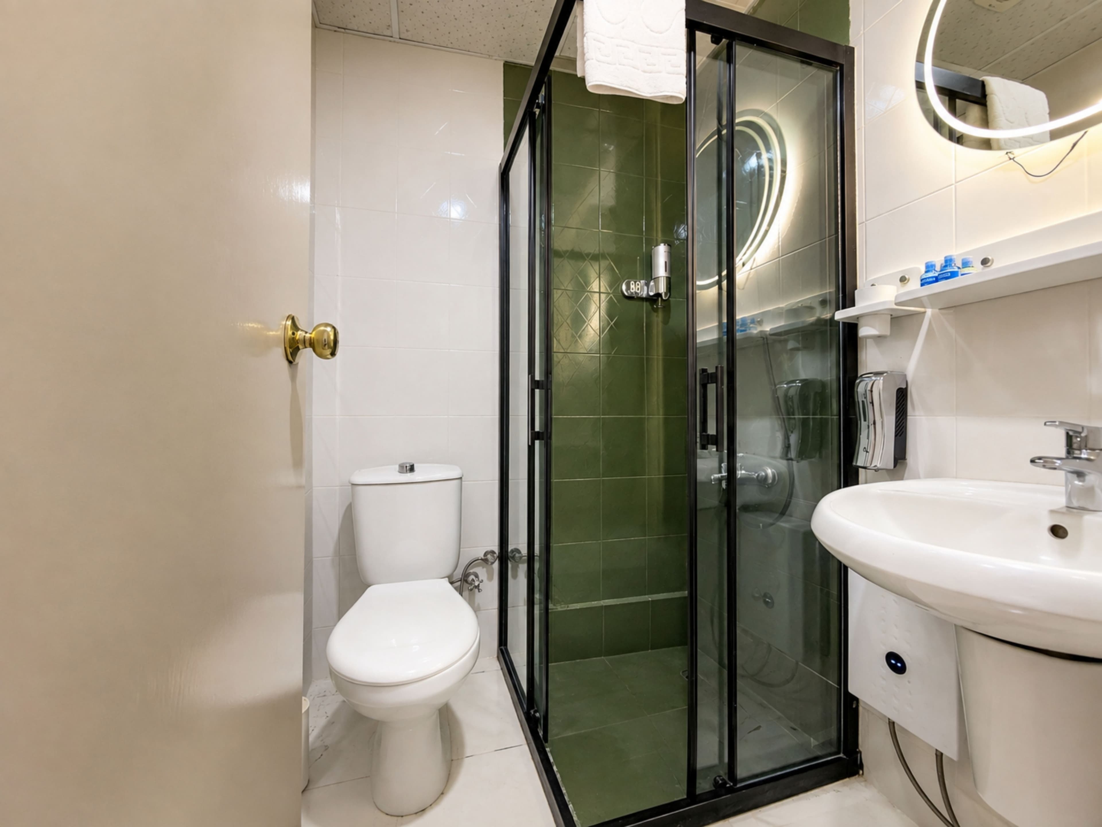 Standard Twin Room	 4