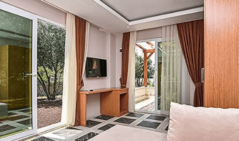 Deluxe Family Room 3