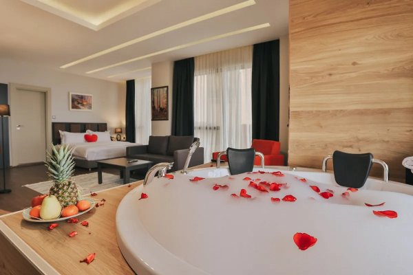 Akyazı Suite With Jacuzzi and Sea View