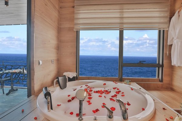 Akyazı Suite With Jacuzzi and Sea View